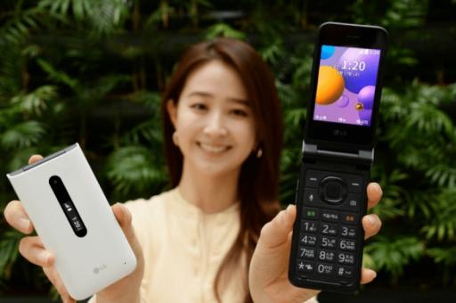 LG released a pushbutton clamshell with Android