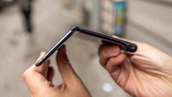 Huawei Mate Xs - a flexible smartphone in a book format