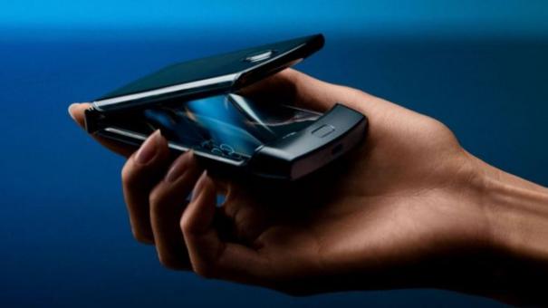 The new Motorola RAZR clutch has a flexible screen