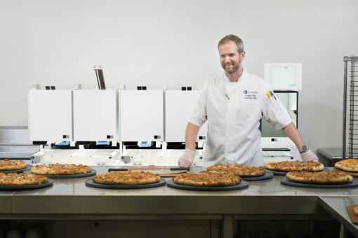 A robot will feed everyone with pizza at CES 2020